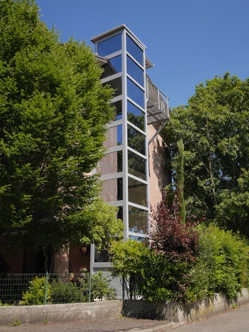 Vertikalaufzug aussen an Fassade