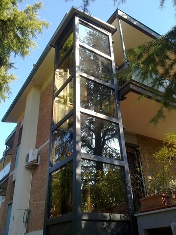 Freistehender Vertikalaufzug aussen